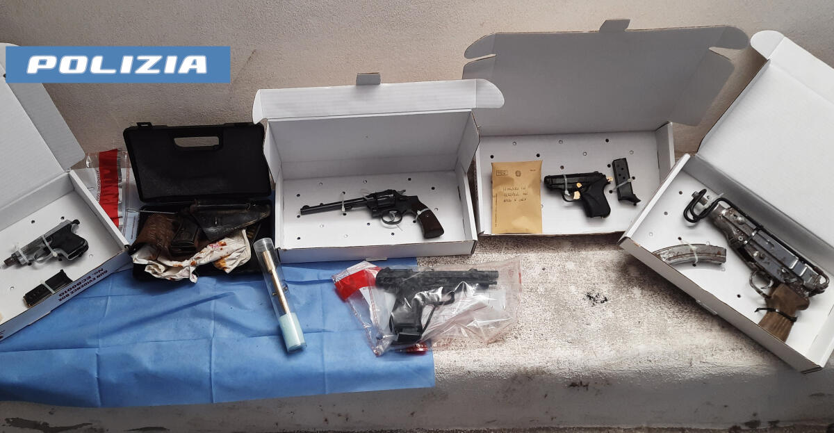 Catania, arsenale in un box a Canalicchio: sequestrati kalashnikov, mitraglietta e scooter rubati - 