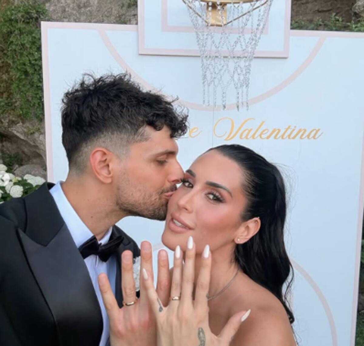 Valentina Vignali si è sposata, il matrimonio con Fabio Stefanini a tema 'basket' - 