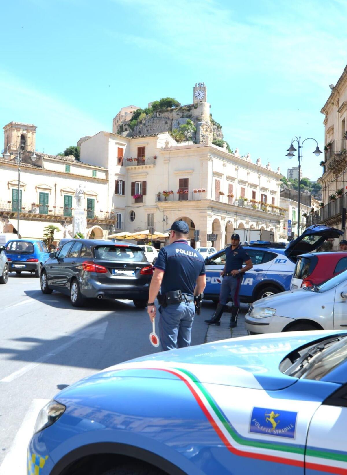 Polizia intensifica controlli a Modica: 30 motoveicoli, 25 monopattini ispezionati e 20 violazioni