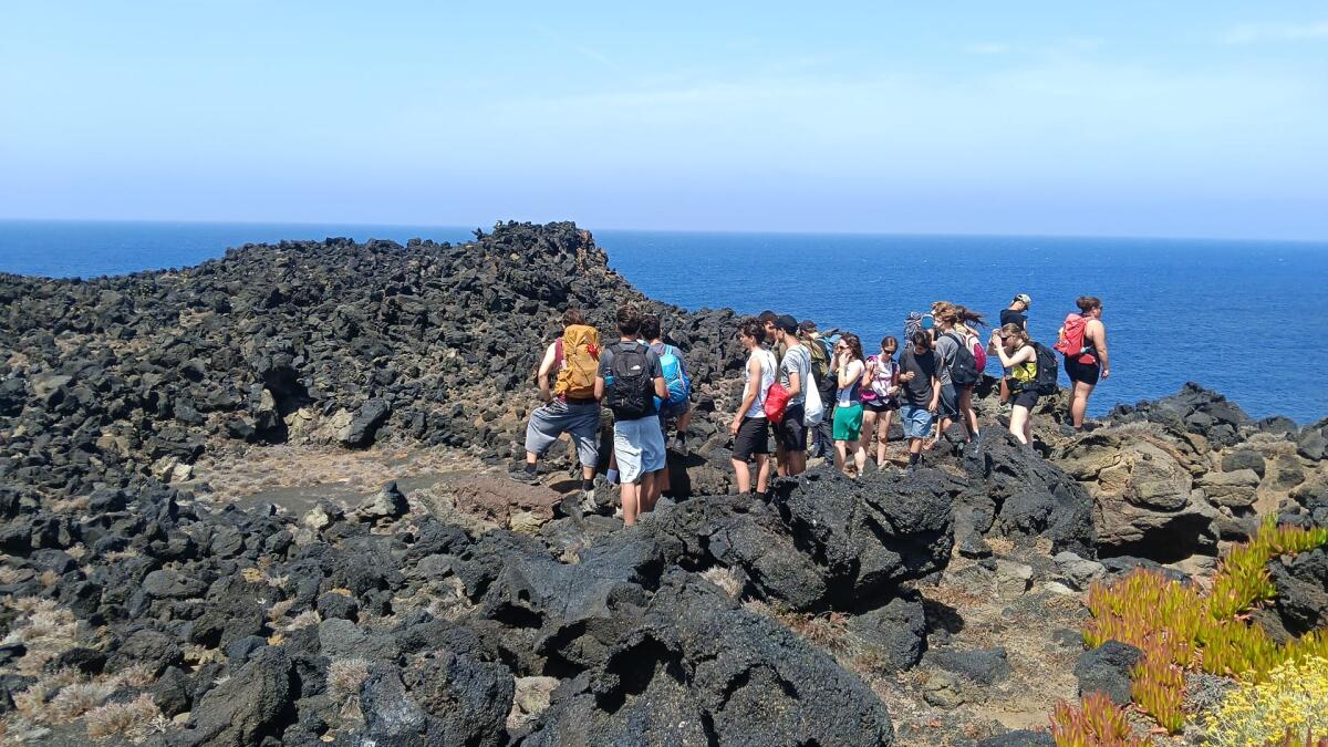 Pantelleria sperimenta il turismo per adolescenti: un laboratorio ecoturistico tra asini, bivacchi e comunità