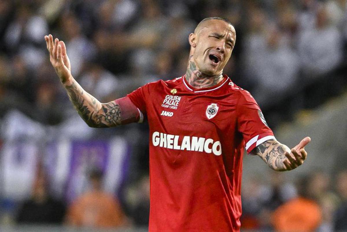 Nainggolan ancora nei guai: guida senza patente, passa con il rosso e sfiora una pattuglia della polizia - 