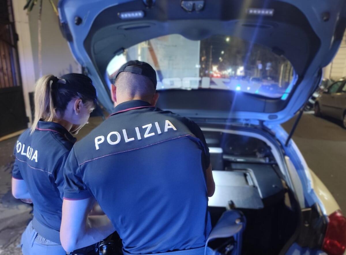 Arresto di un 18enne e denuncia di un 15enne per furto di moto a Catania: scontro con la Polizia durante l'operazione. - 