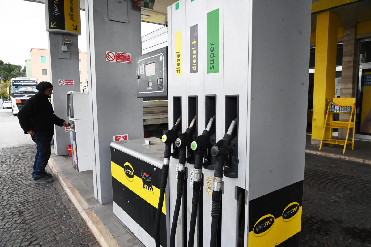 Carburanti, prezzi ancora in calo: benzina self a 1,835 €/l nel tredicesimo giorno di ribassi - 