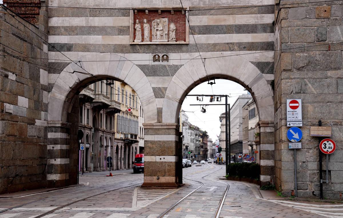 Palpeggia passante in pieno centro a Milano: arrestato per violenza sessuale - 