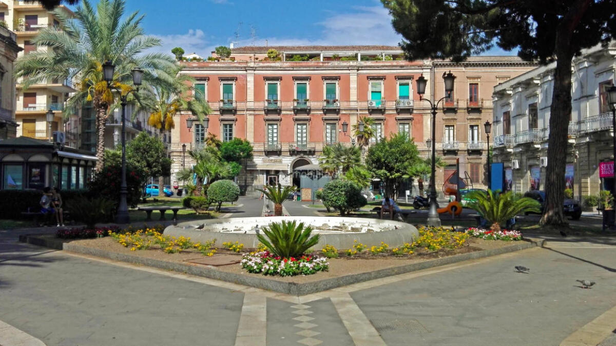 Catania, danneggia arredo urbano e attacca i poliziotti: arrestato - 