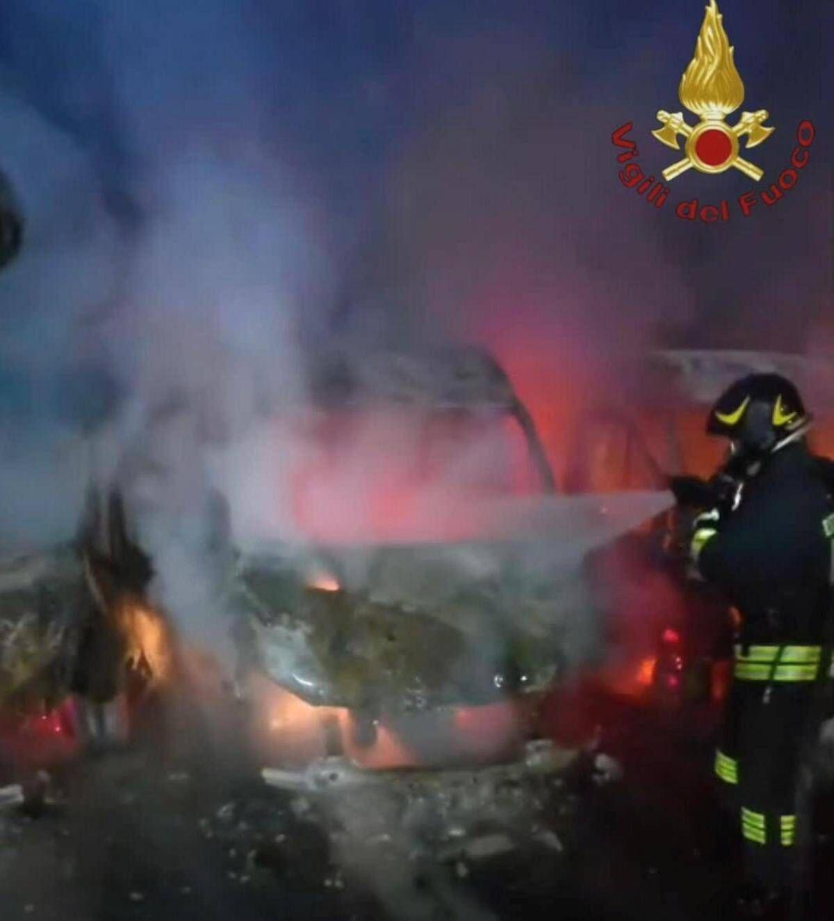 Sette furgoni di una ditta di consegne in fiamme a Fiumicino, indagini polizia - 