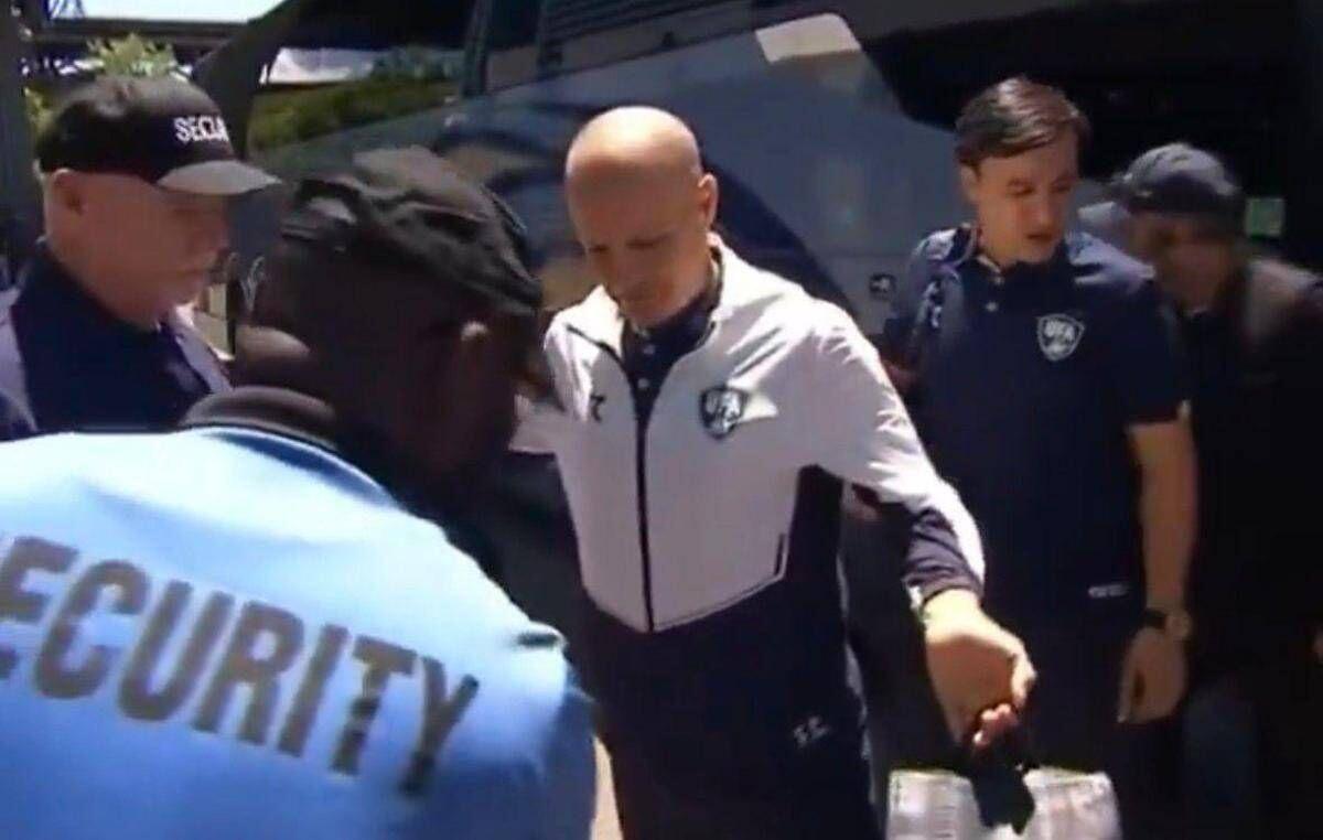Mondiali, perquisizioni choc della polizia a Senegal e Uzbekistan: cos'è successo a New York - 