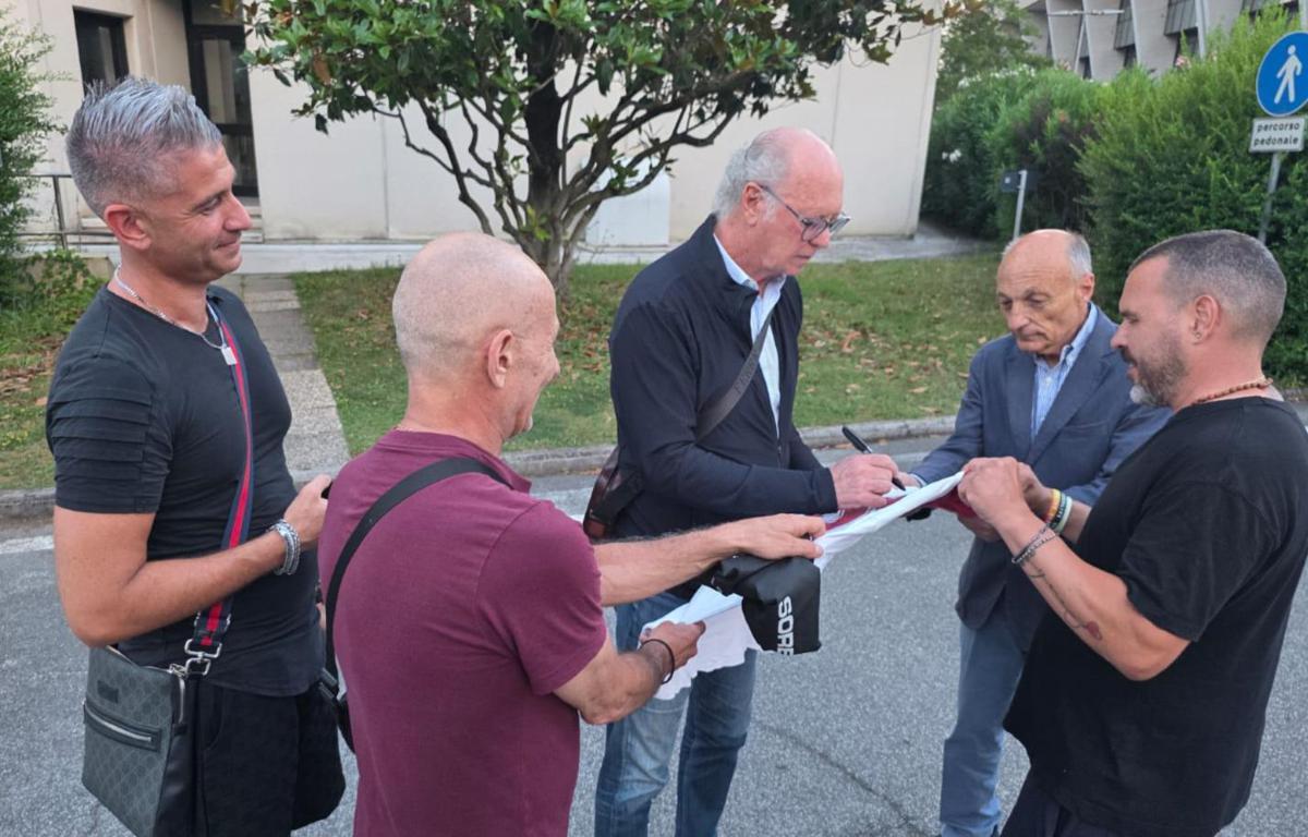 Roma non dimentica Falcao: selfie e autografi con i tifosi, poi spunta... la storica maglia numero 5 - 