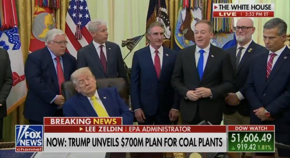Trump si addormenta nello Studio Ovale: il video virale riapre il dibattito sulla sua salute - 