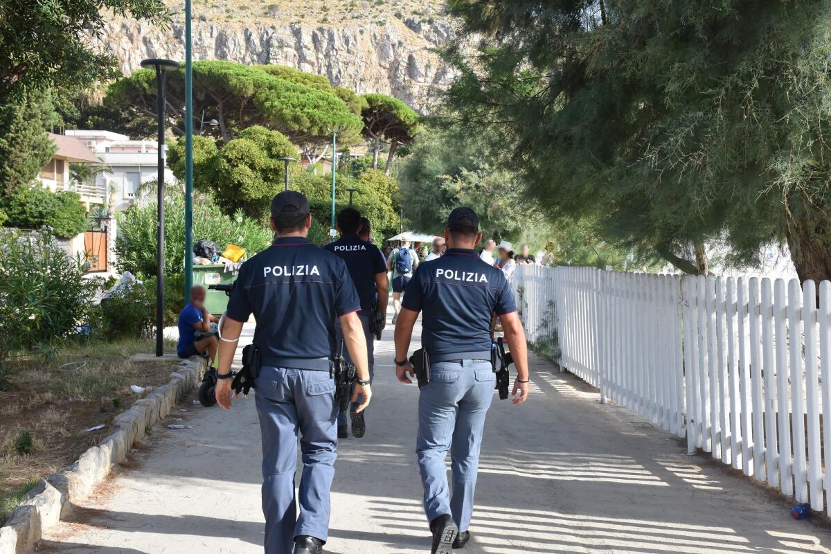 Mondello: arrestati due presunti autori di furti in spiaggia, recuperati anche farmaci salvavita - 
