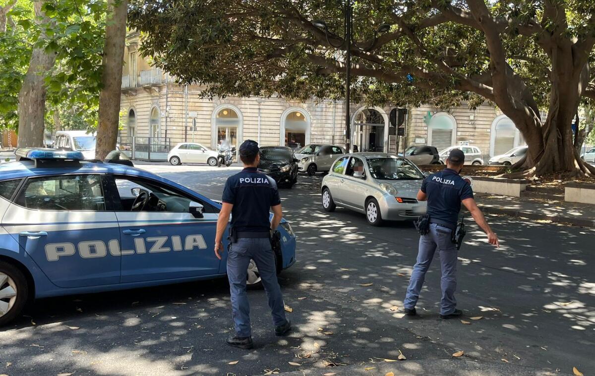 Operazione nel centro storico di Catania: controlli, sanzioni per attività commerciali e recupero di una moto rubata - 