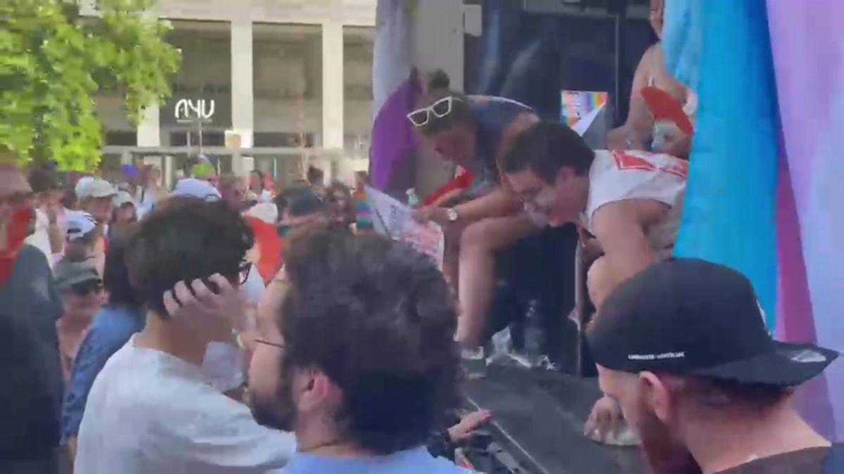 Elly Schlein al Pride di Milano: "Omotransfobia uccide" - Video - 