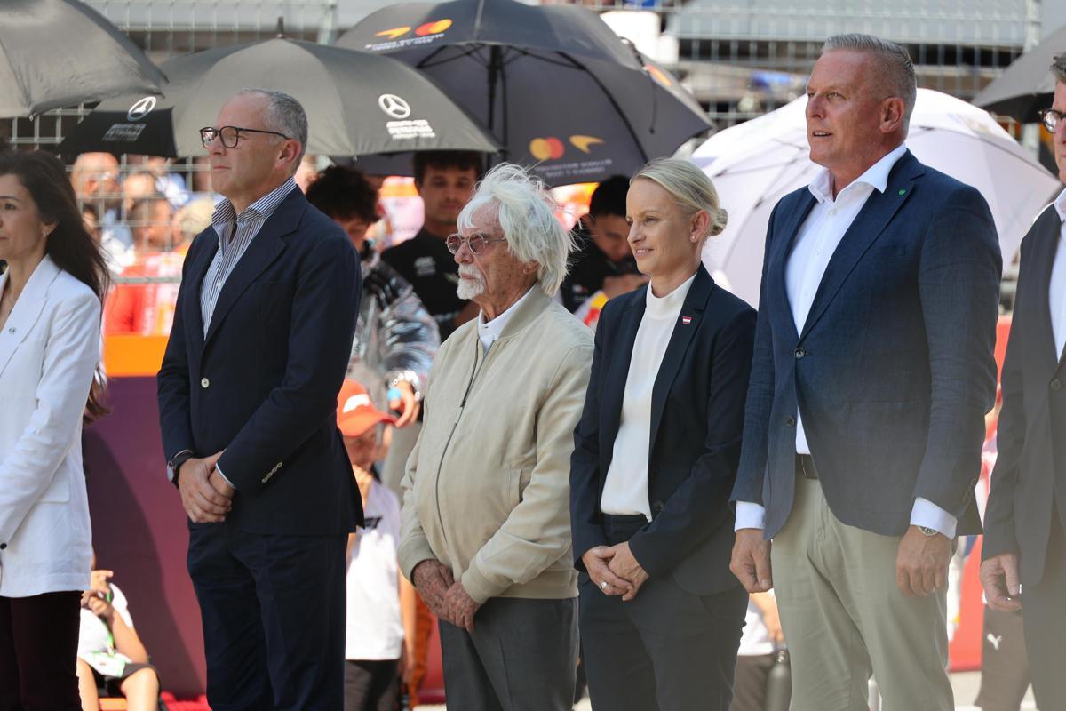 Ecclestone torna sul podio, premia Russell con la medaglia del presidente Fia - 