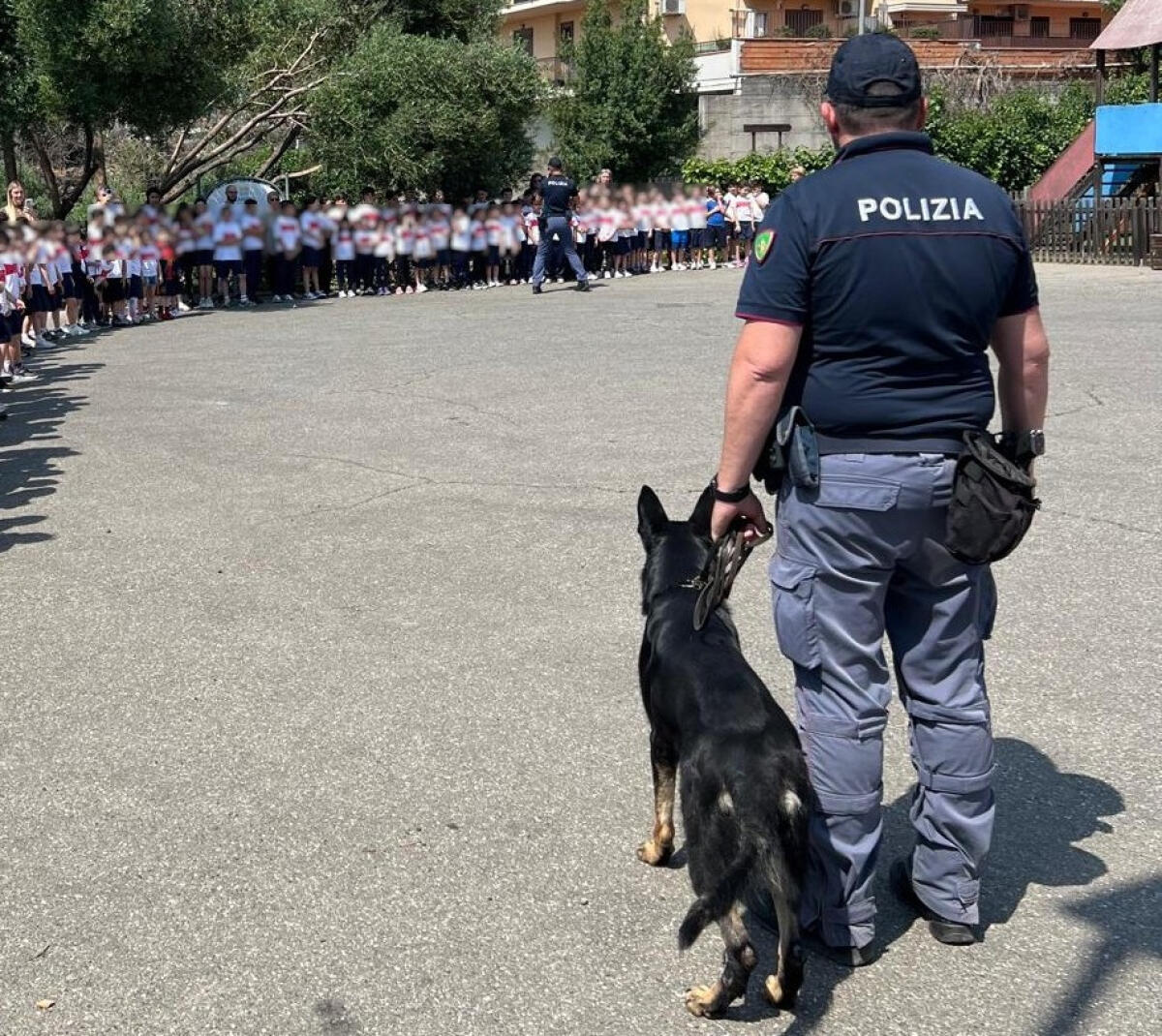 Tremestieri Etneo: polizia a scuola con cavalli e cani per una lezione sulla legalità - 