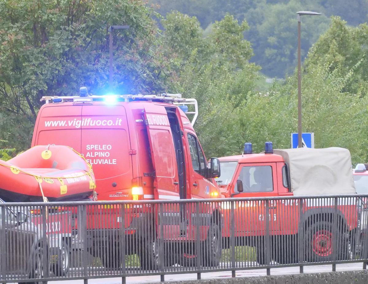 Scontro frontale, auto cade nel lago di Como: morto un uomo, grave una donna - 