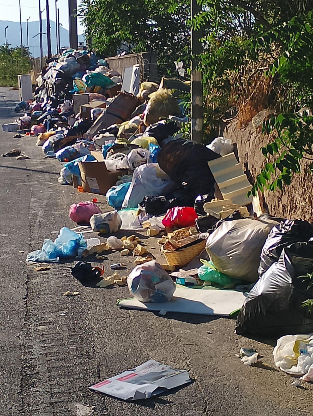 Degrado igienico-sanitario in Via Ciaculli: consiglieri denunciano abbandono rifiuti e chiedono interventi urgenti - 