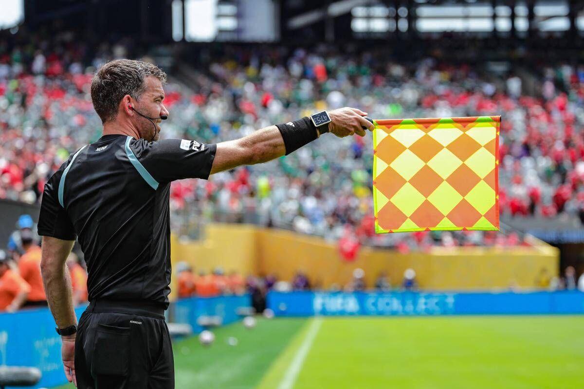 Mondiali, la Fifa rivoluziona il fuorigioco: niente più bandierine 'in ritardo' - 