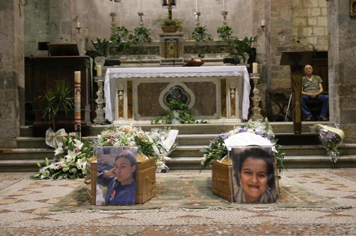 L'ultimo saluto a madre e figlio uccisi a fucilate, Camaiore si stringe nel dolore - 
