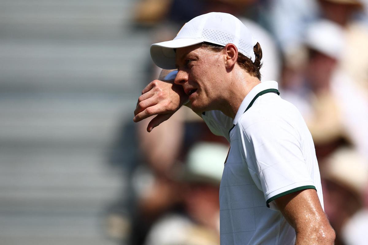 Sinner perde un set a Wimbledon e 'preoccupa': "Che gli succede?" - 