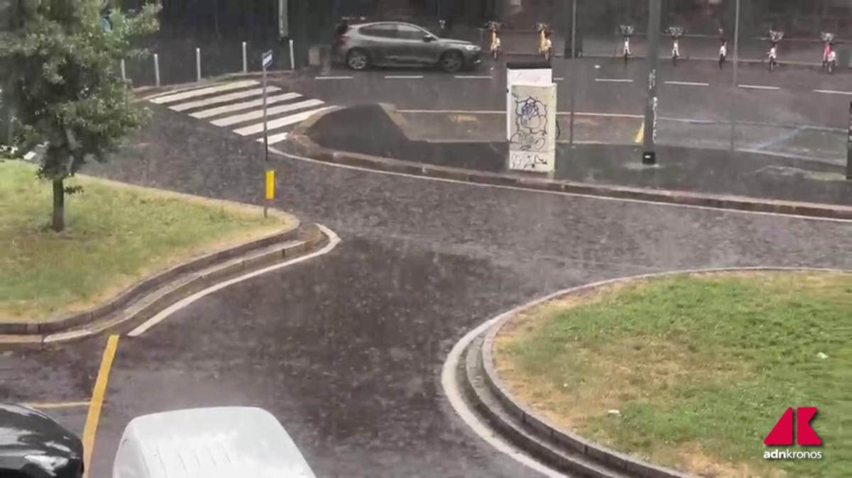 Tuoni e pioggia su Milano, è allerta gialla per maltempo in Lombardia - Video - 