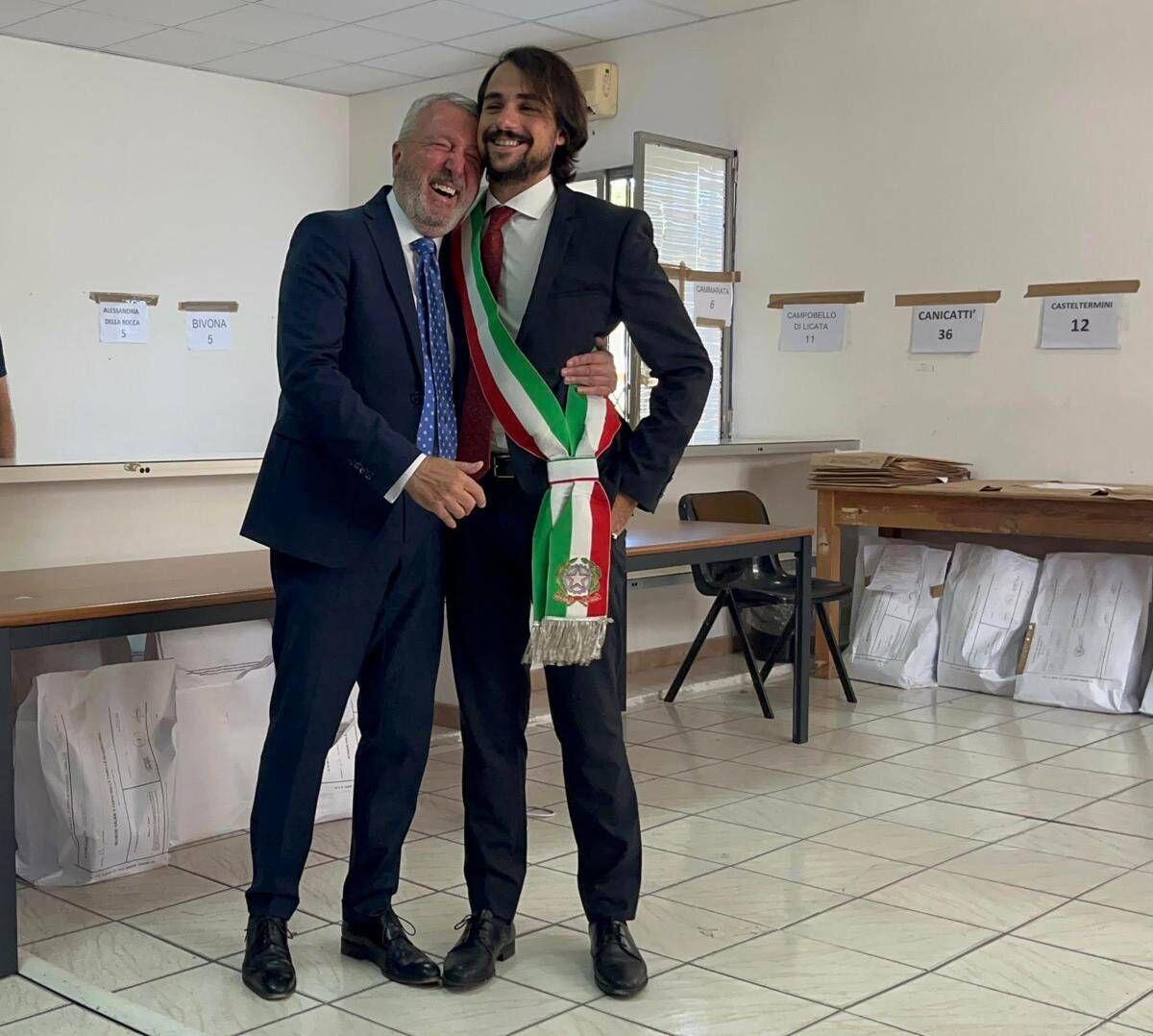 Sindaco Agrigento, l'abbraccio tra l'uscente Miccichè e Sodano - 