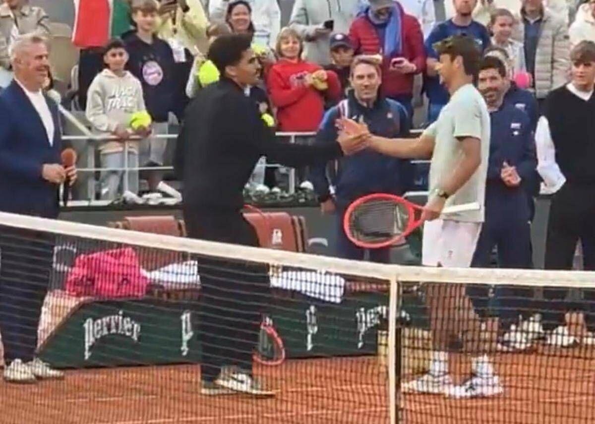 Roland Garros, la semifinale non si gioca? Cobolli si allena con un tifoso sul Centrale - 