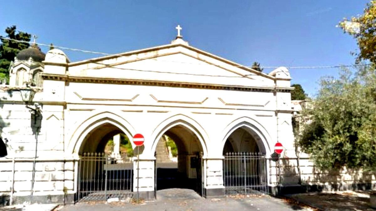 Commemorazione dei Defunti:  ingresso in ordine alfabetico al cimitero di Catania - 