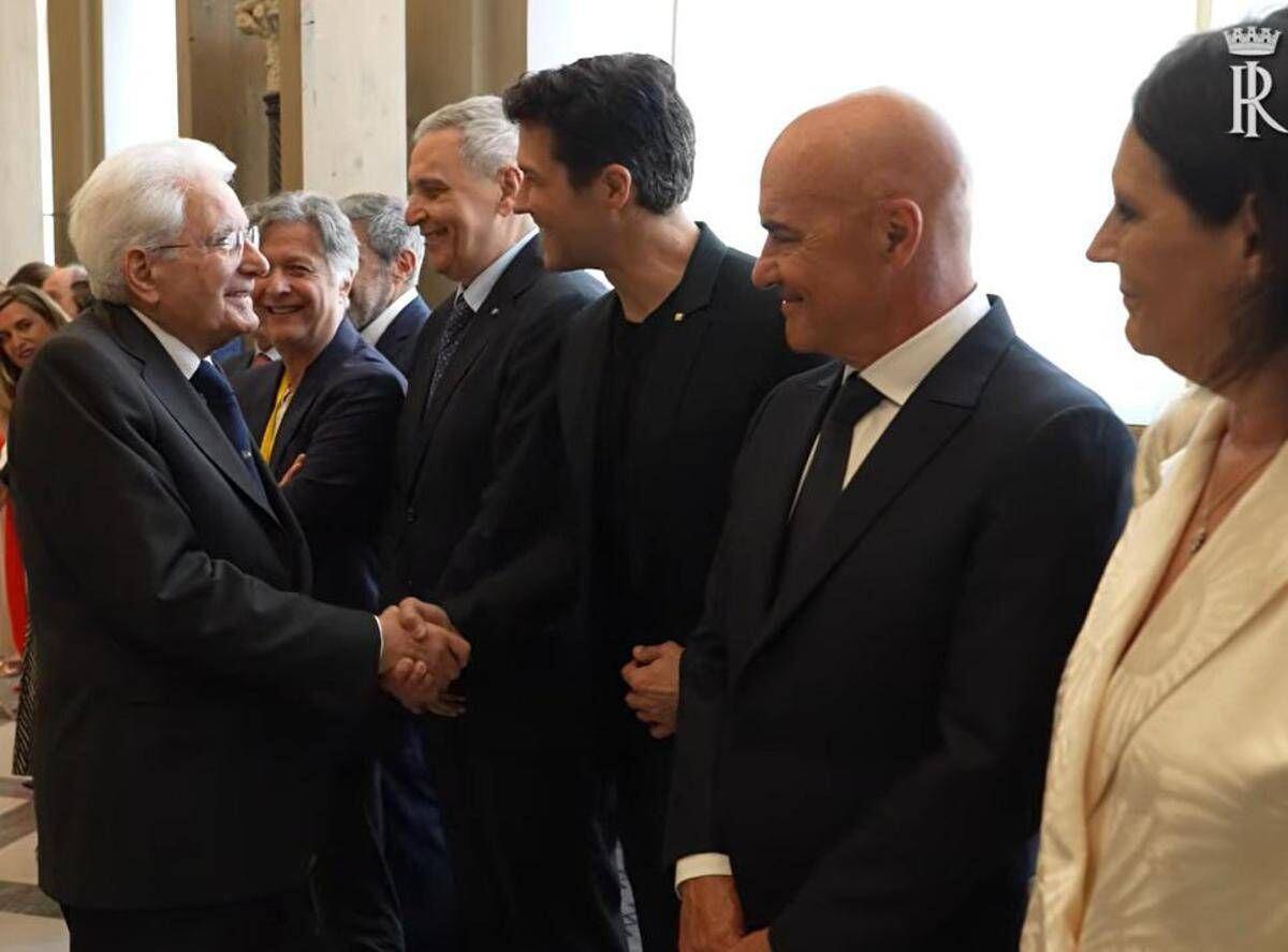 Mattarella saluta artisti e sportivi coinvolti nello spettacolo per gli 80 anni della Repubblica - 