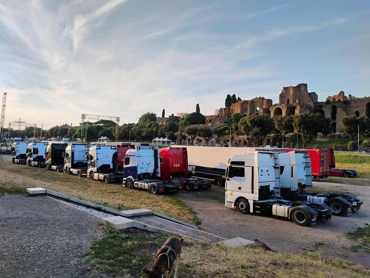 Circo Massimo invaso dai tir per il concerto di Cremonini: l'area archeologica trasformata in un gigantesco parcheggio - 