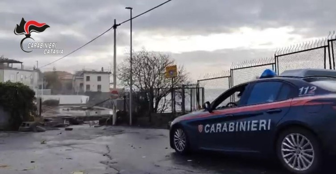 Belpasso, arrestato 19enne: sequestrati oltre 180 g di marijuana e materiale per lo spaccio - 