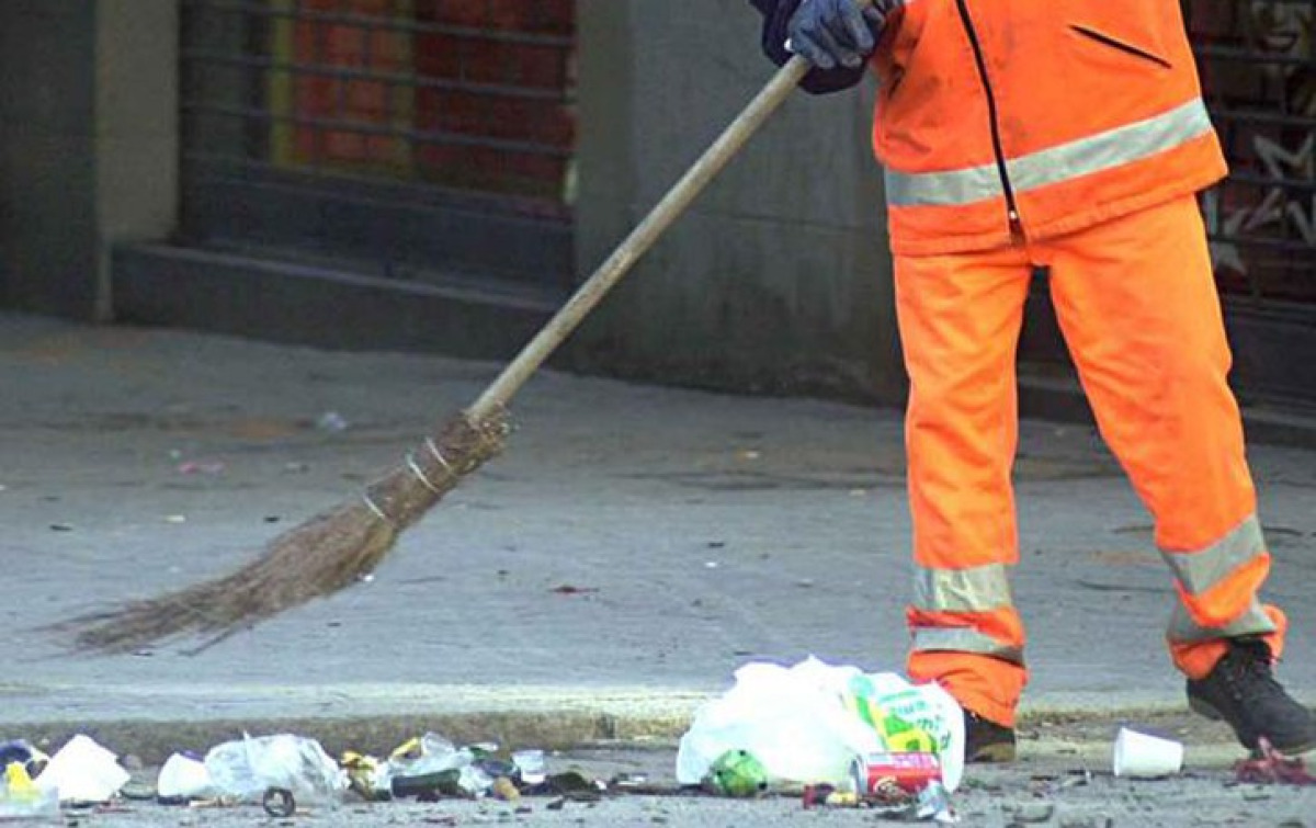Pulizia notturna: parte la fase operativa, polizia municipale affianca gli operatori Gema - 