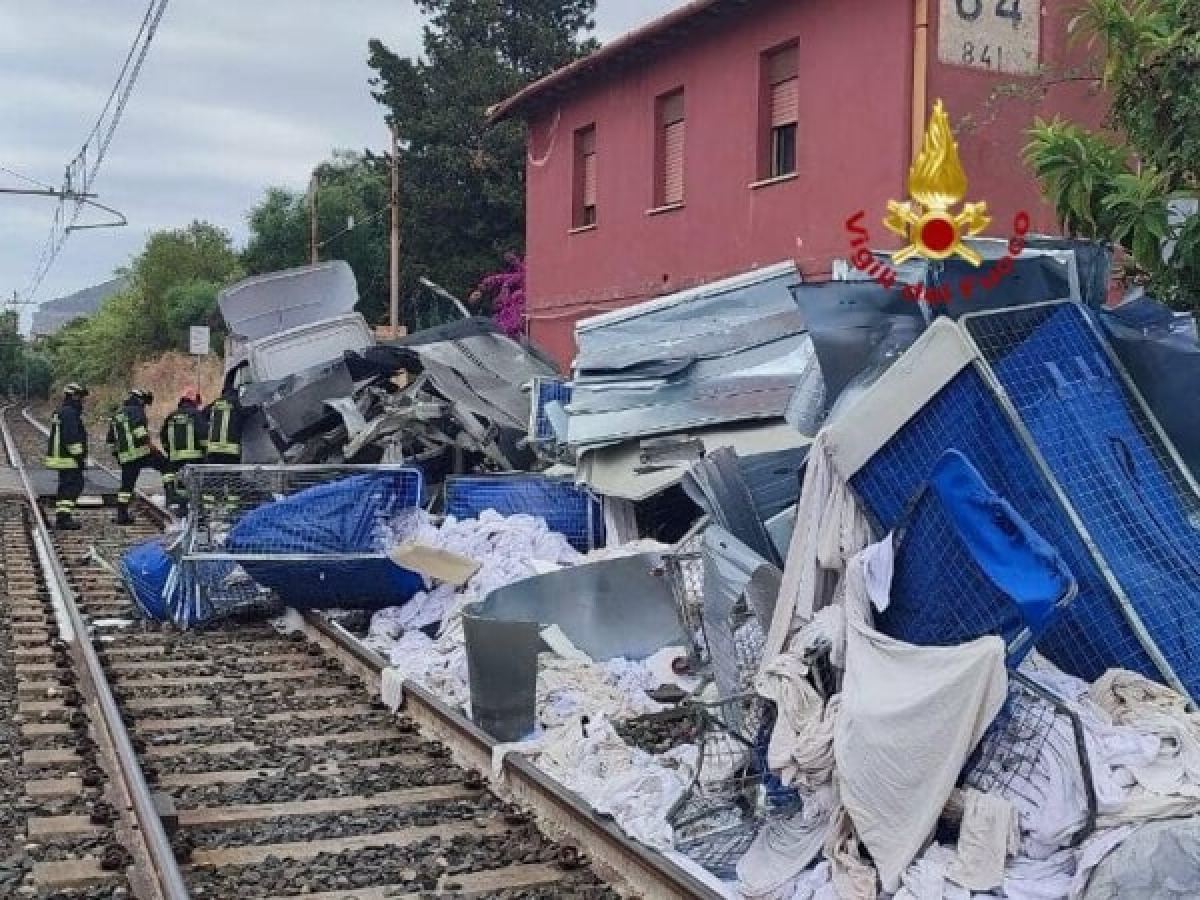 Cefalù: furgone travolto da treno fuori servizio, circolazione sospesa; conducente in ospedale - 