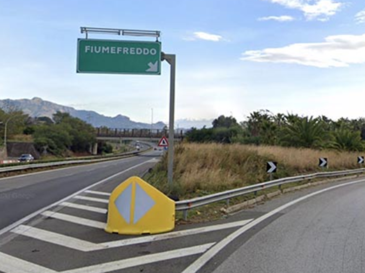 A18, tir fuori strada allo svincolo di Fiumefreddo: svincolo chiuso e rallentamenti verso Catania - 