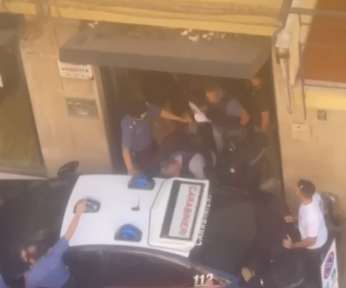 Omicidio in via Sampolo: uccide il coinquilino, si barrica e arrestato dopo sei ore - 