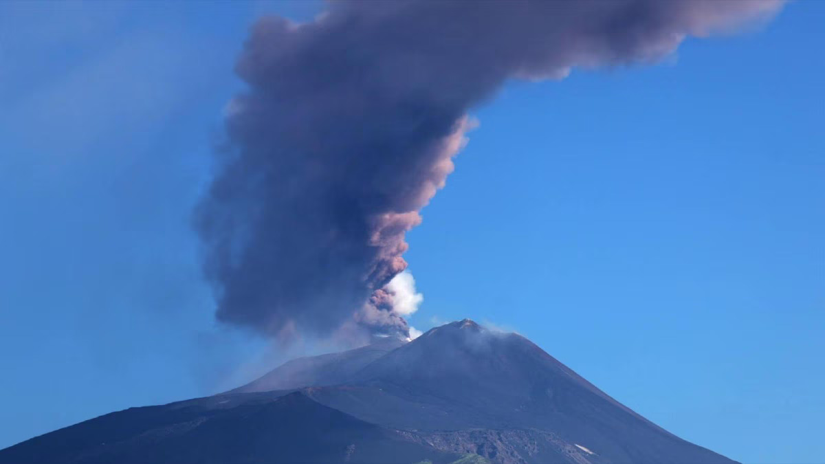 Etna, attività eruttiva continua: VONA rosso confermato e stop agli arrivi a Catania - 