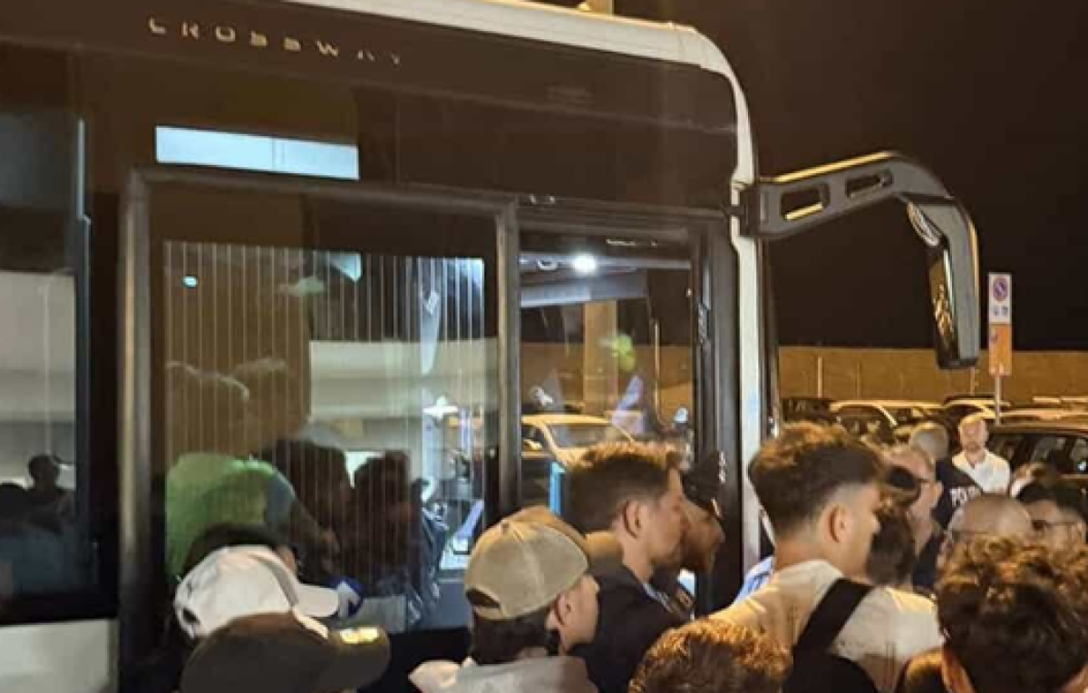 Caos voli per l'eruzione dell'Etna: passeggeri bloccati e critiche alla gestione a Palermo - 