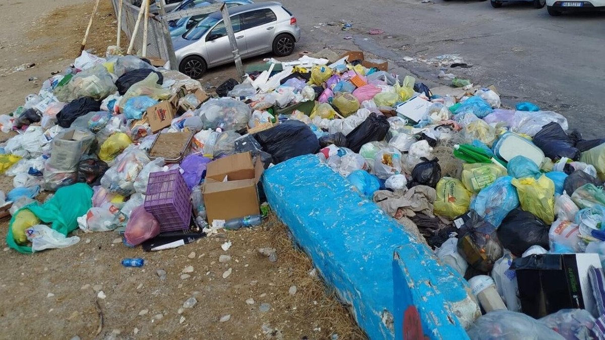 Sei tonnellate di rifiuti rimosse all'Arenella: il Comune lancia un piano straordinario nelle borgate marinare - 