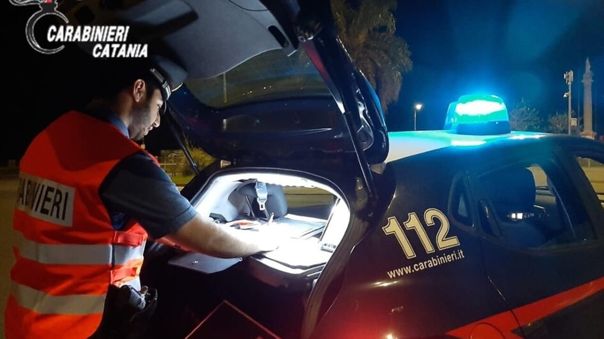 Acireale: ventenne denunciato per guida in stato di alterazione, detenzione di hashish e resistenza - 