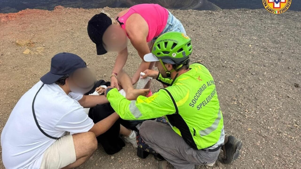 Turista francese si frattura la caviglia ai crateri Silvestri: soccorsa e portata in ospedale - 