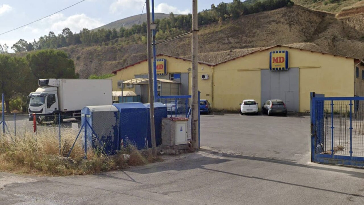 Incendio nella notte a Marineo: a fuoco i motori delle celle frigo dell'Md, indagini in corso - 