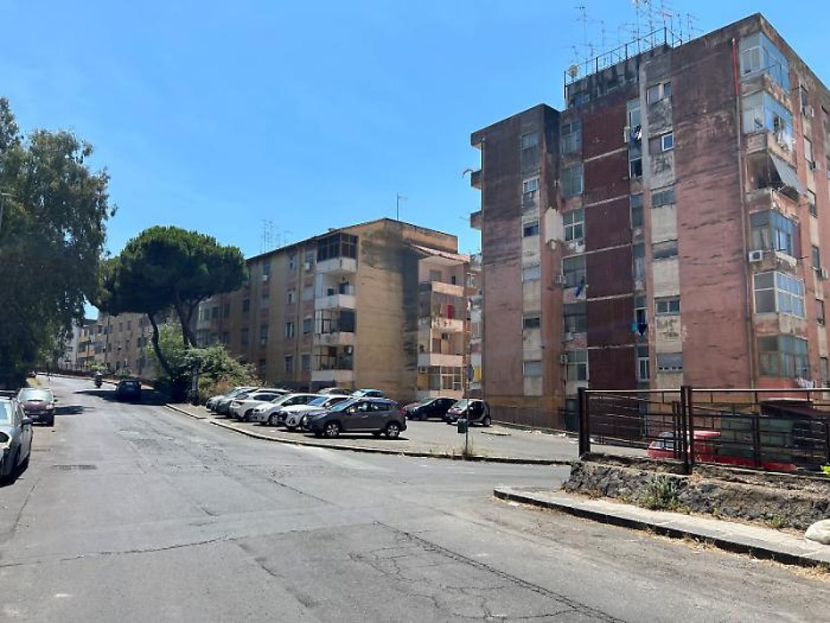 Spari a San Leone: una pallottola colpisce la finestra di un appartamento vicino al 'supermarket' dello spaccio - 
