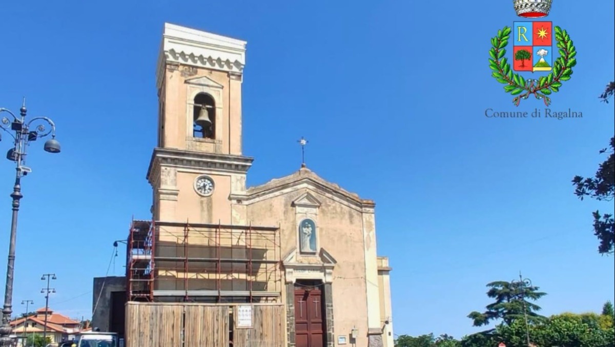 Ragalna: rimosse cuspide e ponteggio del campanile dopo il sisma, Comune avvia pratiche per la ricostruzione - 