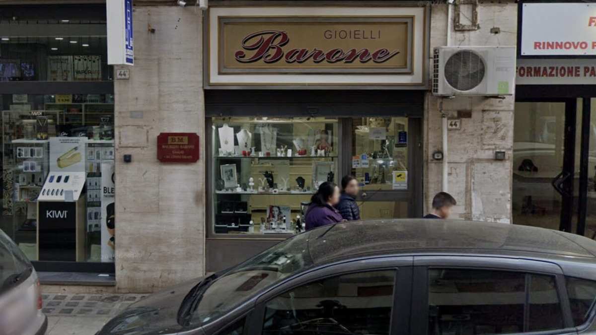 Furto notturno alla gioielleria 'Barone' alla Noce: ladri forzano la saracinesca e fuggono - 