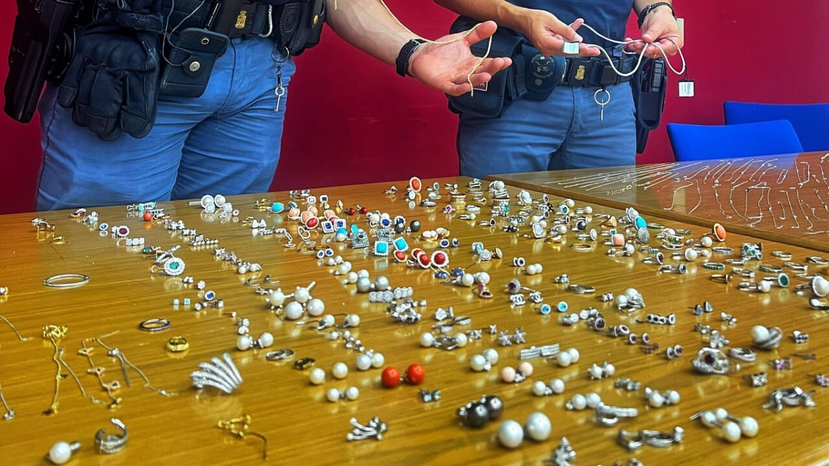 Gela, rapina da 200mila euro: una complice a Catania, recuperati 1,4 kg d'oro - 