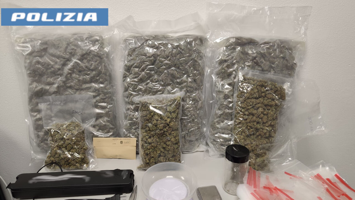 San Cristoforo, arrestato 34enne con quasi 4 kg di marijuana tra auto e lavatrici - 