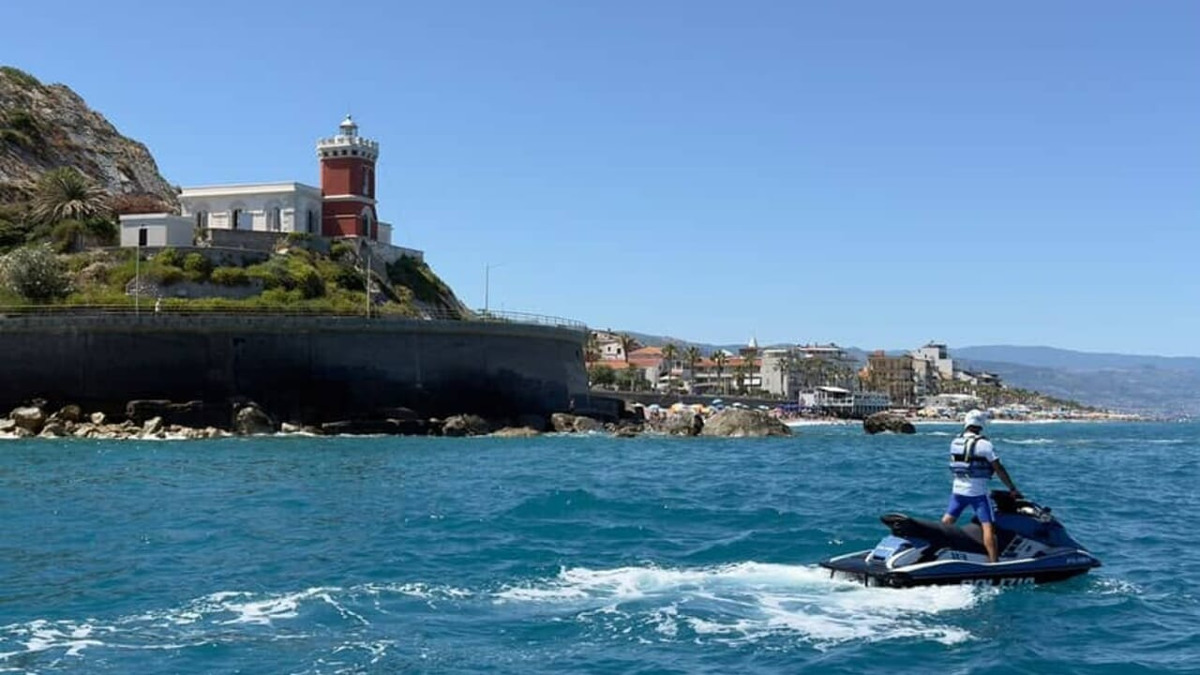 Gommone alla deriva a Mortelle: la Squadra Nautica salva cinque diportisti - 