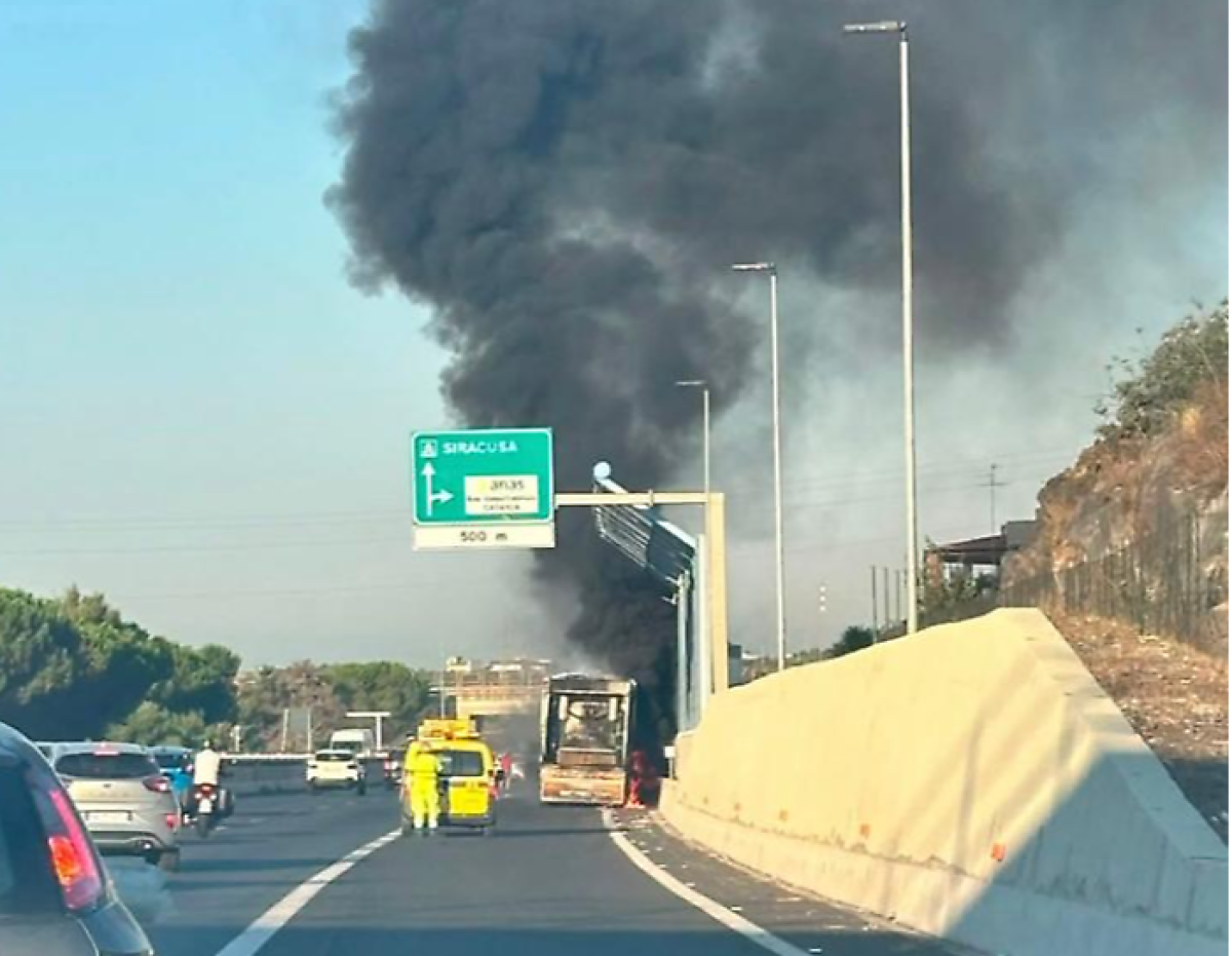Incendio su un autocompattatore sulla tangenziale di Catania: Anas al lavoro, code verso Siracusa - 
