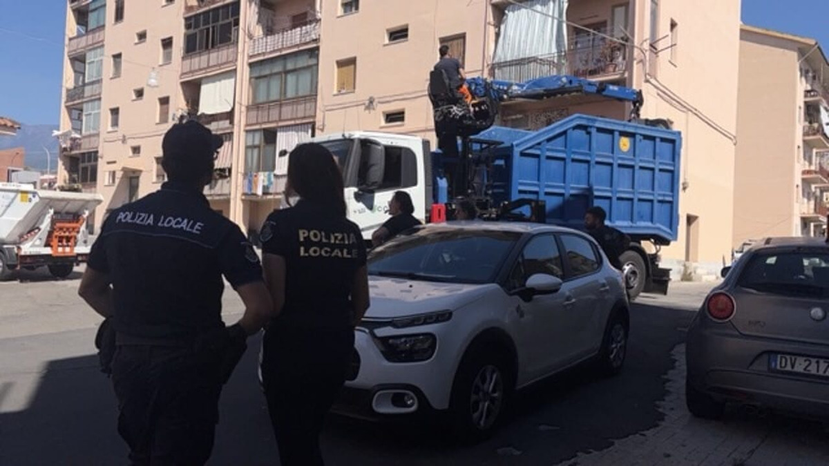 Riposto: operazione interforze bonifica cortile di edilizia popolare, rimossi 16 veicoli e multe per assicurazioni mancanti - 