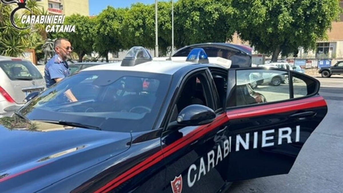Paternò: arrestato 27enne con una roncola dopo aver perseguitato il fratello per vedere i nipoti - 
