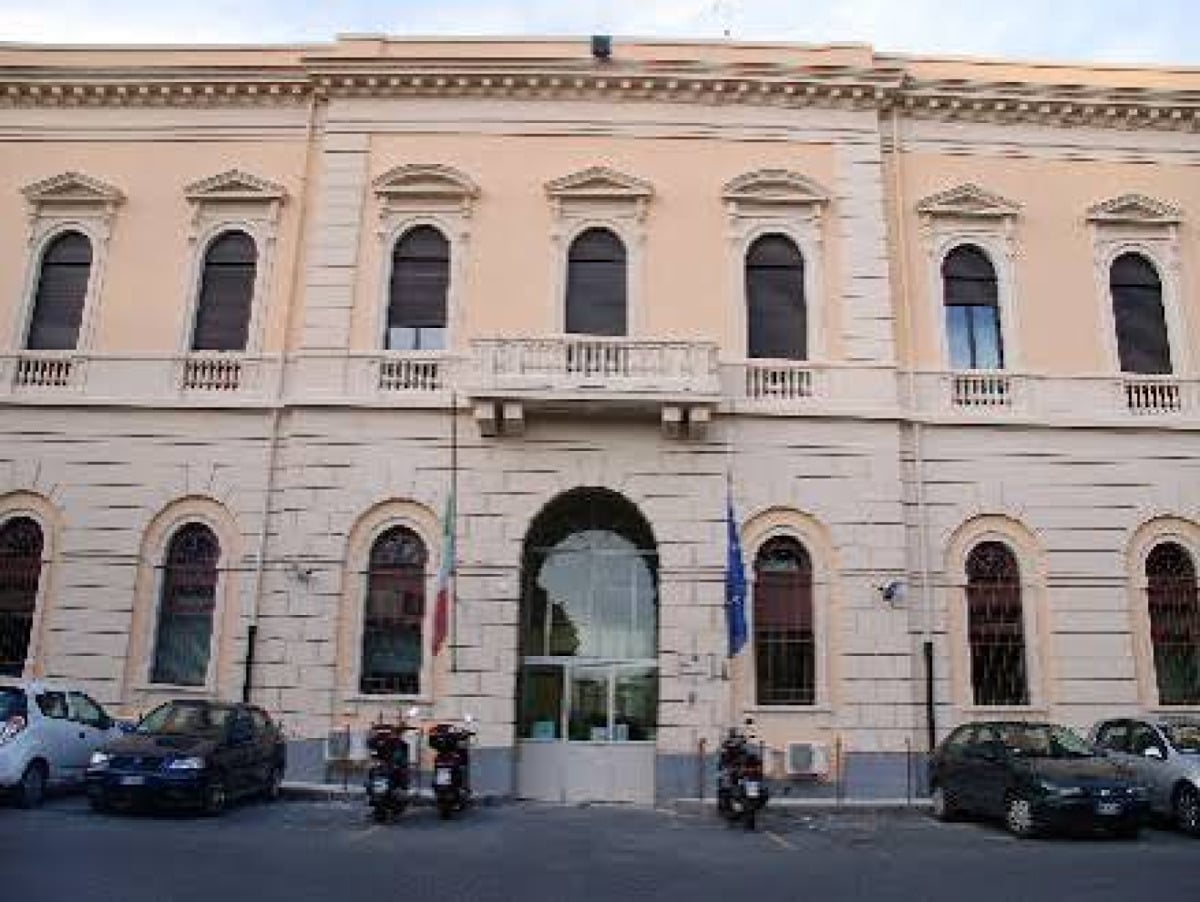 Aggressione a Catania: detenuto ferisce tre agenti nel carcere di piazza Lanza - 